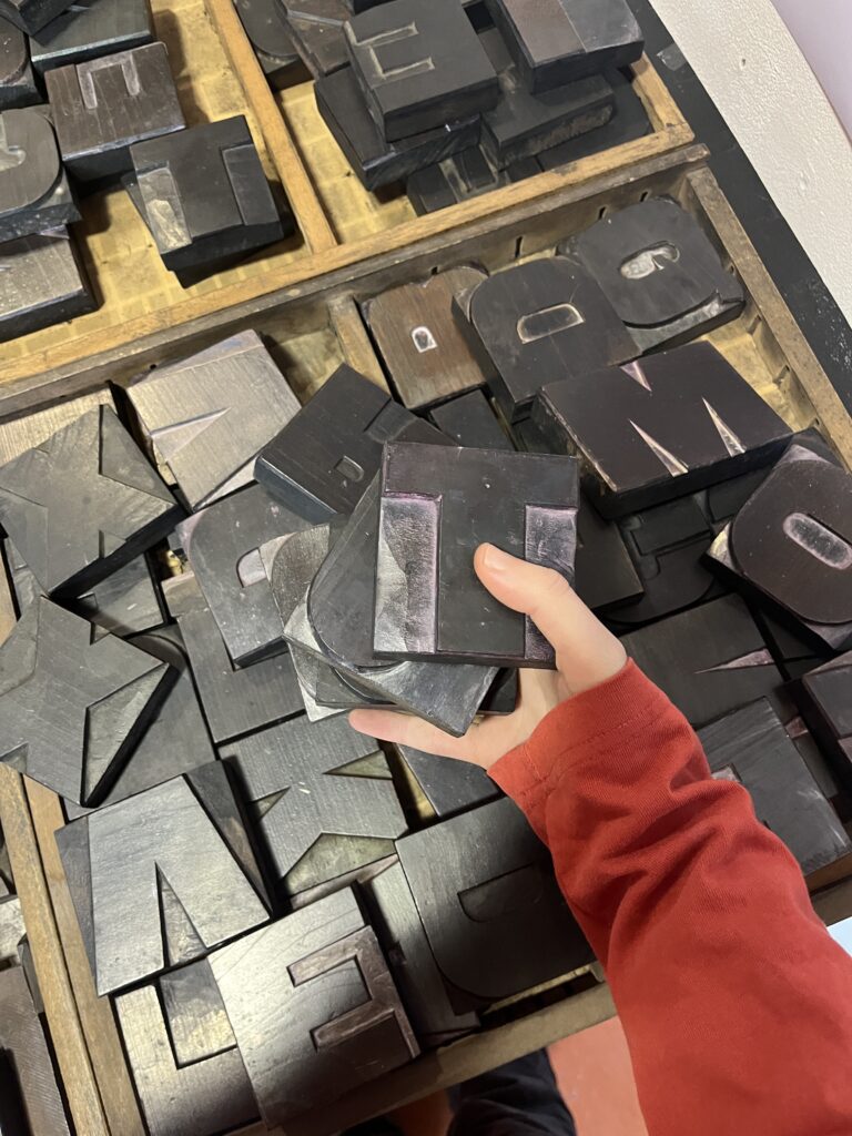 printing-wooden-letter-lettering-typography-font-layout-ink-plomb